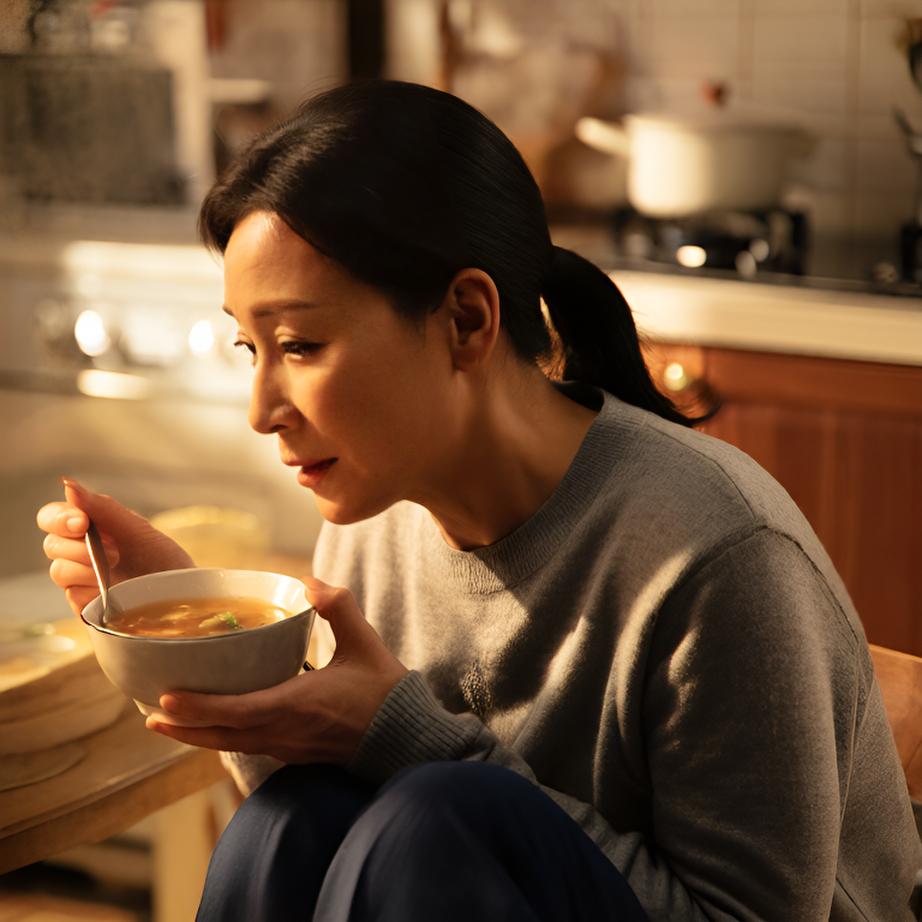 在东北小镇的寒冷冬季中，Ken面临着家庭的期望与个人梦想的冲突，体现了乡村青年的内心挣扎与坚韧。 - 图片7