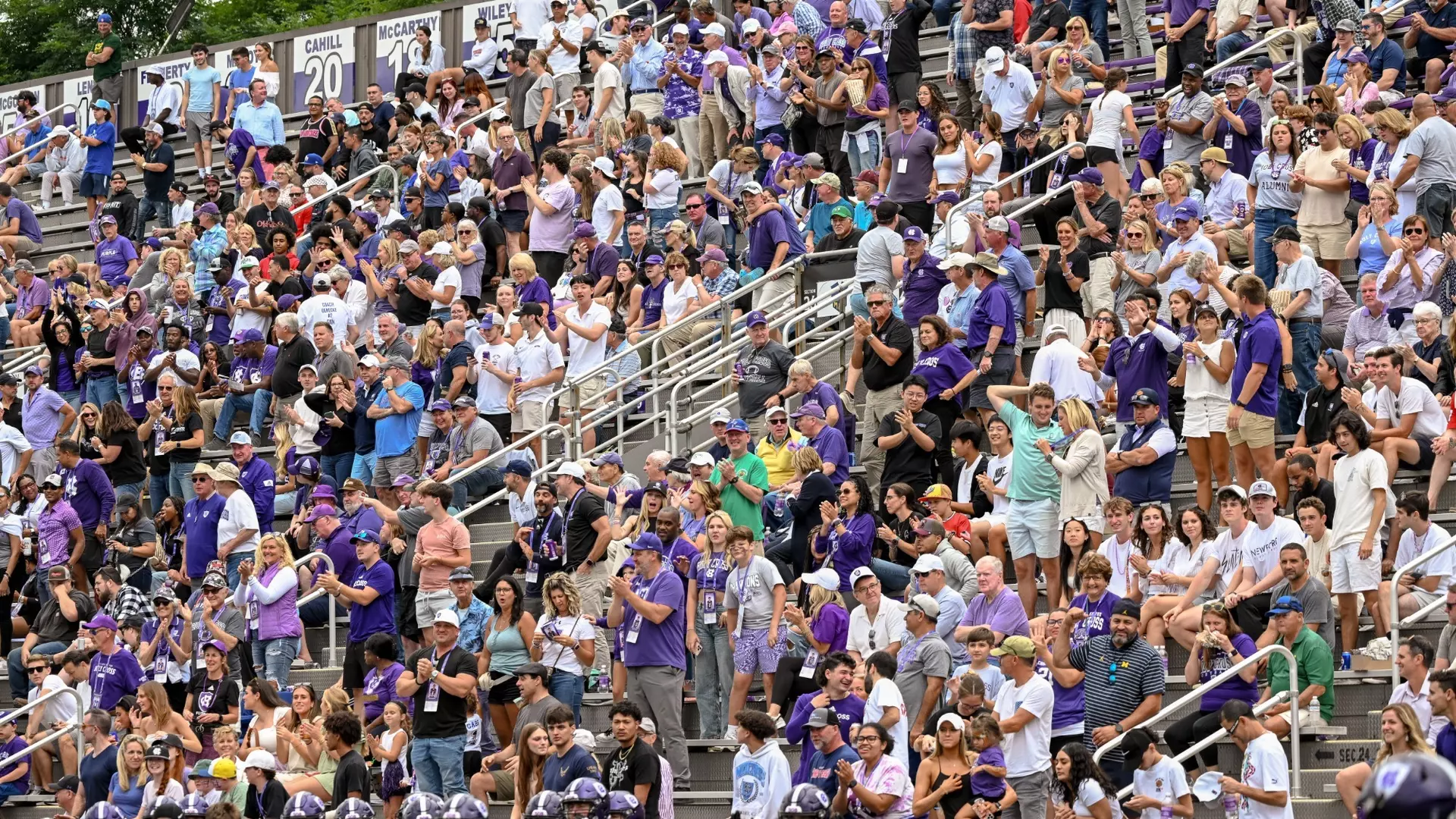 NFL vibes: you wanna go full fandom but lowkey scared to pick a team. One minute you're nerd-level analyzing plays, next you're clapping for the halftime chaos and snacks. Are you actually rooting or just vibing with the scene? - 图片4