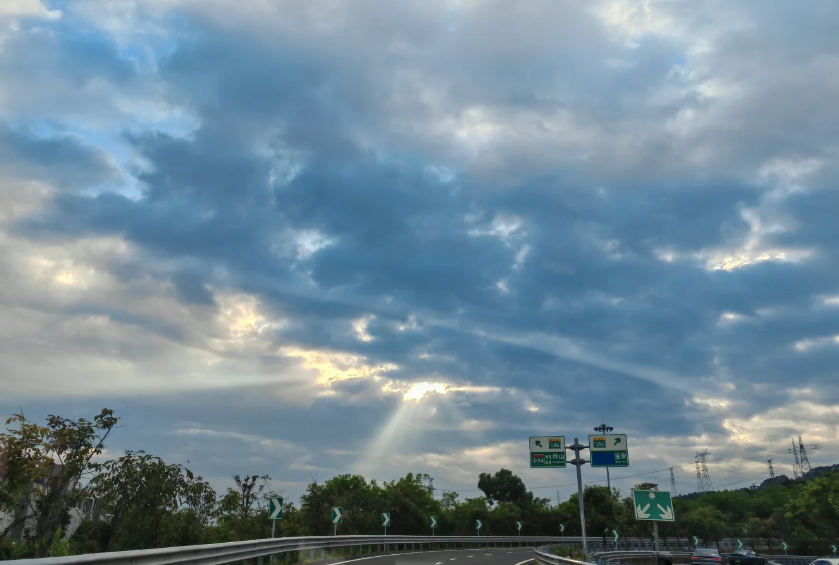 Shenzhen preparing for Typhoon Huajia has turned into a reality show: empty vegetable shelves, delivery apps ghosted, and office drones still clocking in. ISS gets a dramatic typhoon selfie while officials tell you to stock three days of supplies and common sense. Stay safe and try not to treat disasters like a sale. - 图片1