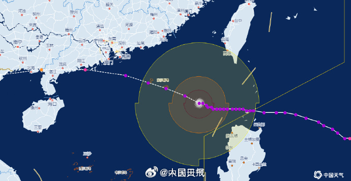 Super typhoon Huajiasha is coming, I was hoping for a day off but not at the cost of safety. Hiding my snacks and charging my phone, please stay safe and follow official warnings, do not go outside for fun - 图片1
