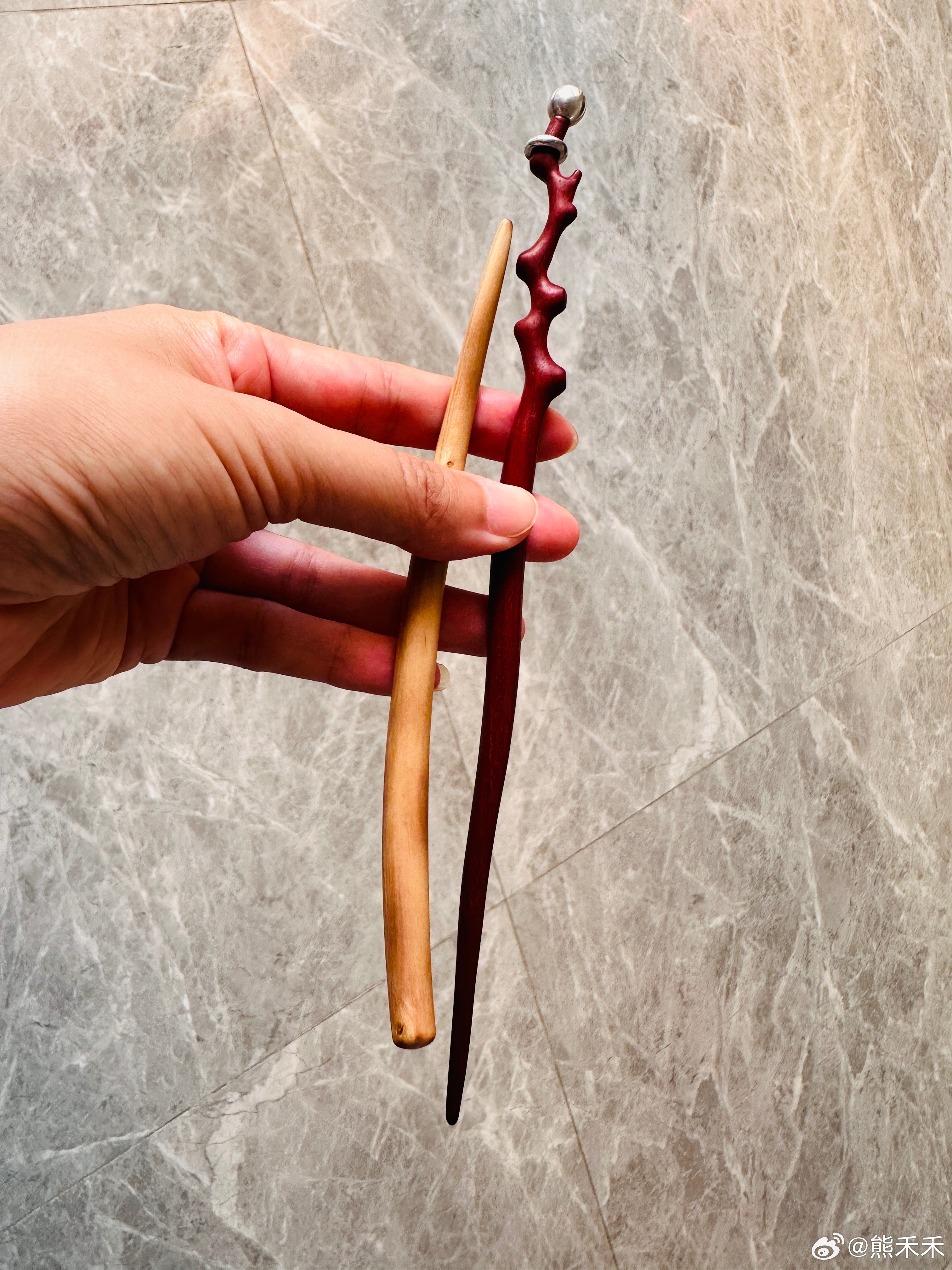 Mom hand-sewed a Nike backpack and the whole internet melted. Nike wants to send a gift Sure give her a lifetime supply of thread and a premium sewing machine That stitched swoosh has more emotional mileage than any limited drop Real flex is a mommade bag - 图片2