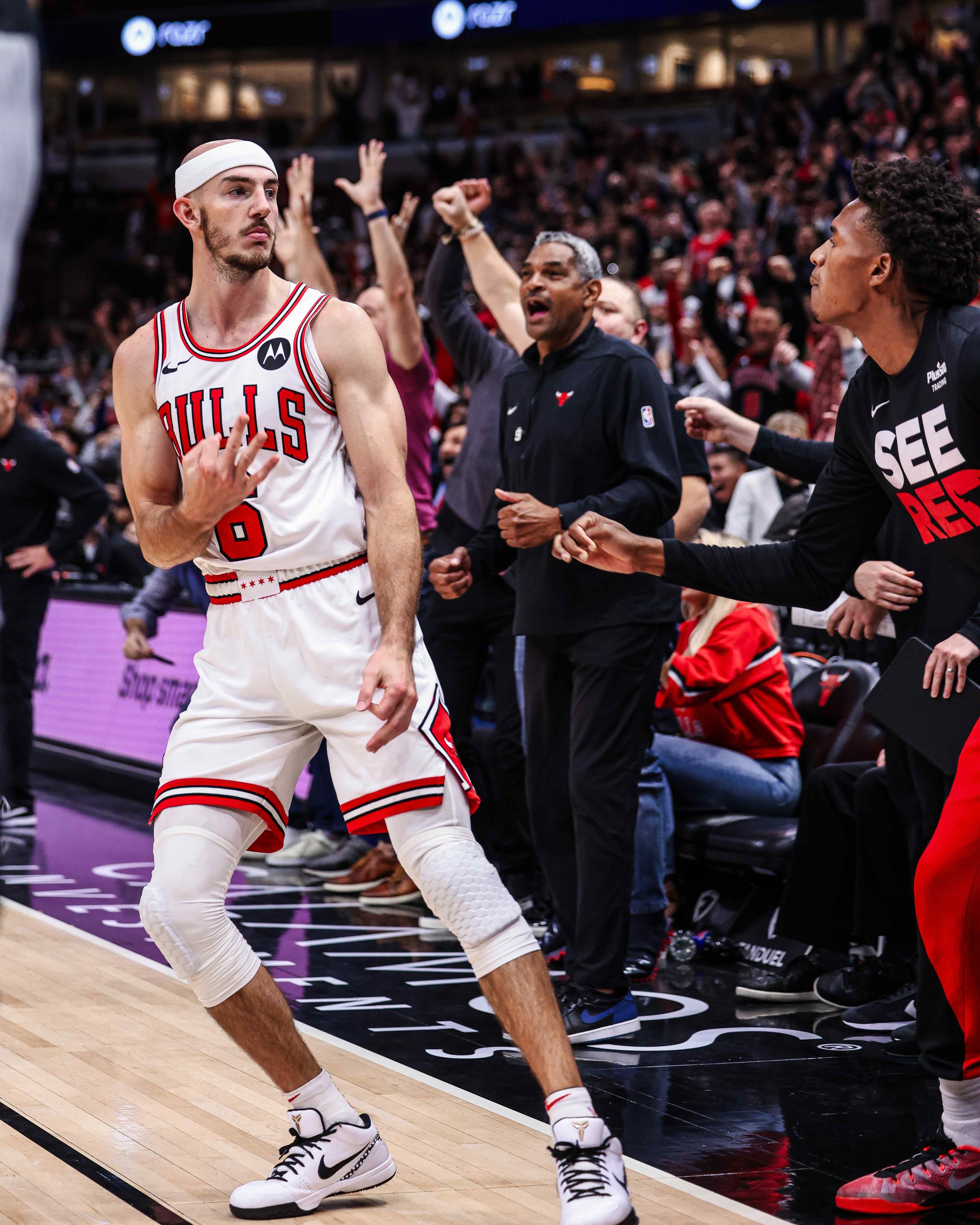 Hot take: Alex Caruso is that roommate who brings you instant noodles at 2am and quietly turns off the light. Not flashy, but clutch when it counts. Some hype him like a phenomenon, others say he’s just... fine. You Team A (big fan) or Team B (shrug)? - 图片2