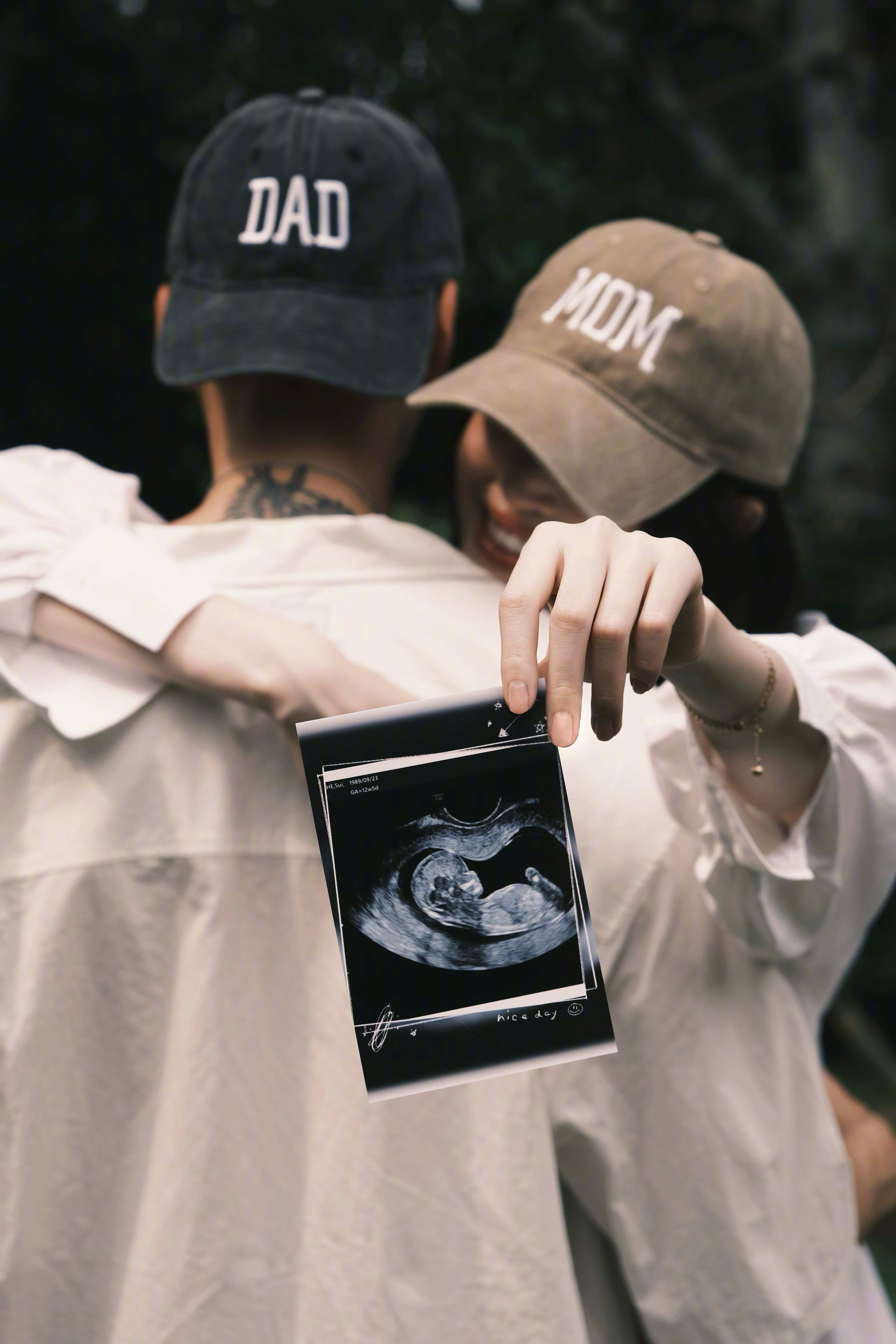 Netizens turned a baby announcement into a mystery series, claiming He Sui's ex was on Goodbye Lover. Meanwhile the parents just shared happy news. Can gossip take a break and let them enjoy parenthood in peace? Congrats to the new family, not every life needs a plot twist. - 图片2