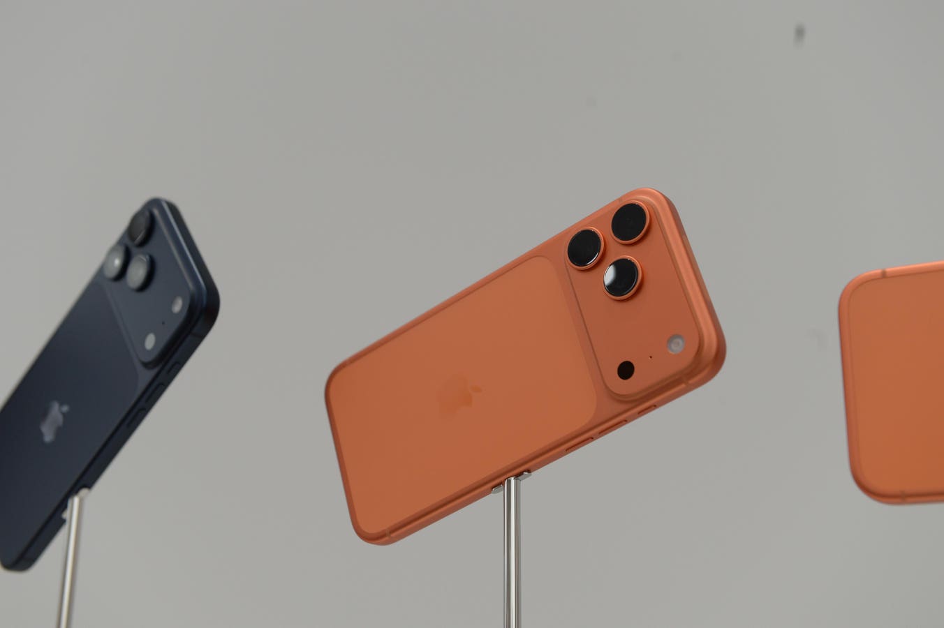 After the Forbes leak I pictured the iPhone 18 Pro as a spaceship. Reality: same silhouette, bigger camera flex — feels like pulling an all-nighter for a group project and only one person edited the slides. You buying the leak hype or shrugging it off? - 图片1