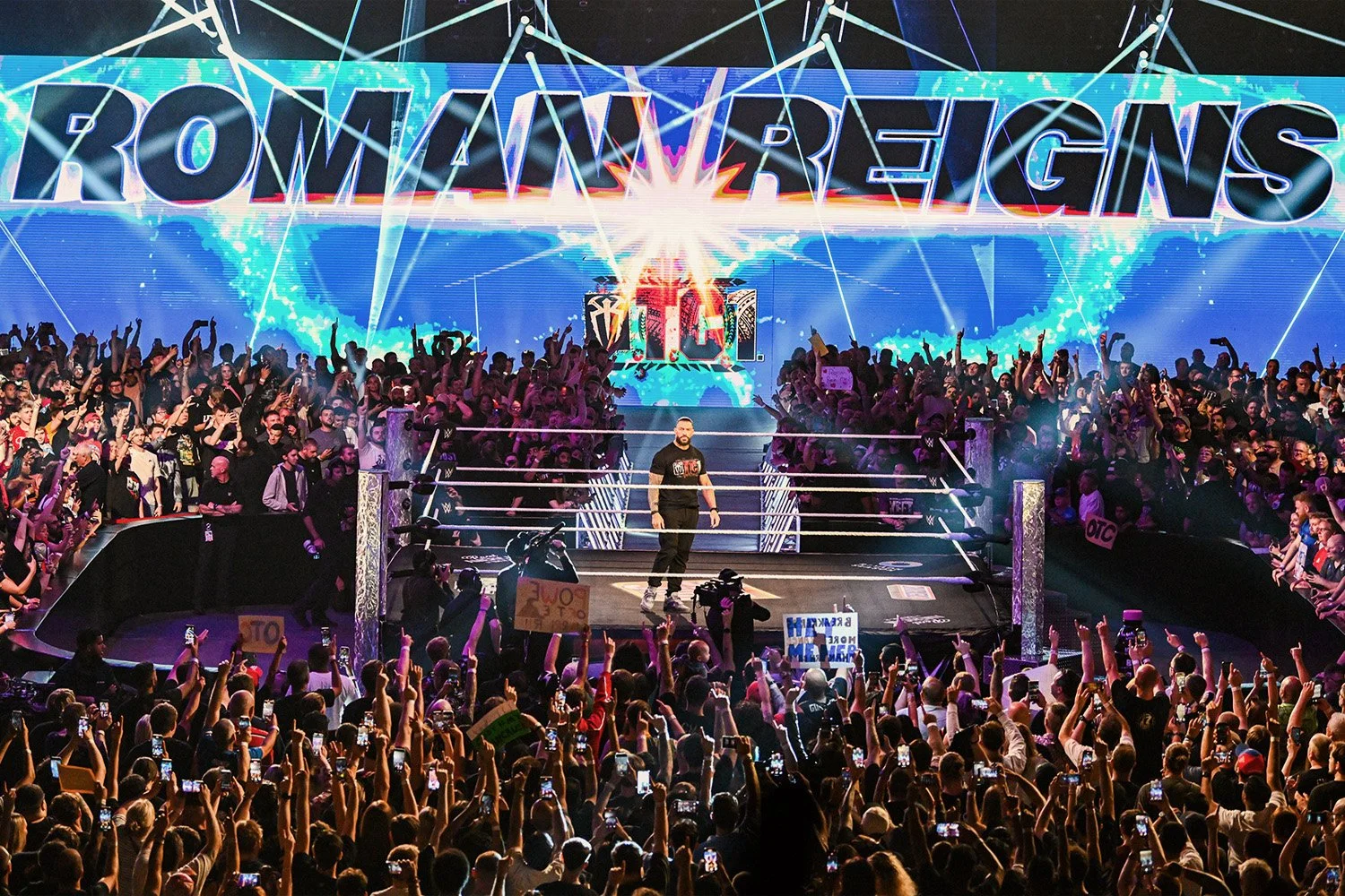 Joining the discussion about WWE Raw. Last night was wild, my favorite had an amazing moment and I am so hyped for what comes next - 图片2