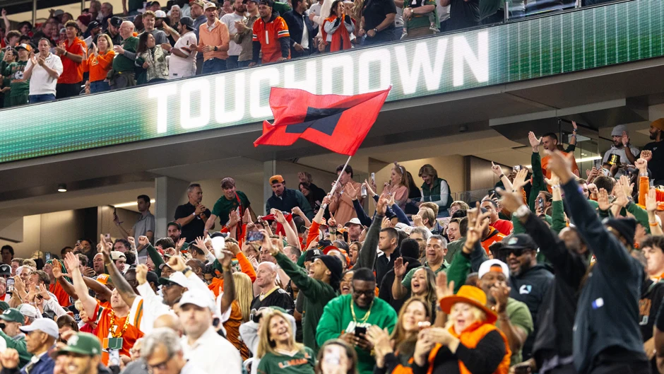 NFL vibes: you wanna go full fandom but lowkey scared to pick a team. One minute you're nerd-level analyzing plays, next you're clapping for the halftime chaos and snacks. Are you actually rooting or just vibing with the scene? - 图片1