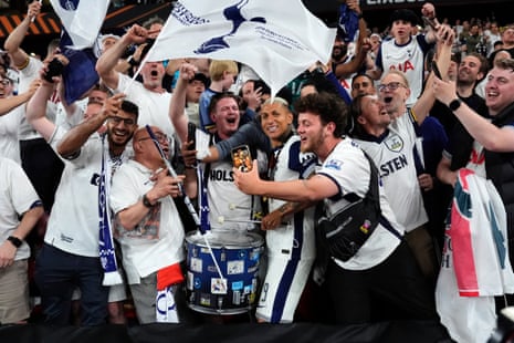 Joining the Spurs conversation and loving the fan energy Whether you follow Tottenham or San Antonio the debate is heating up Who are you backing this season - 图片1