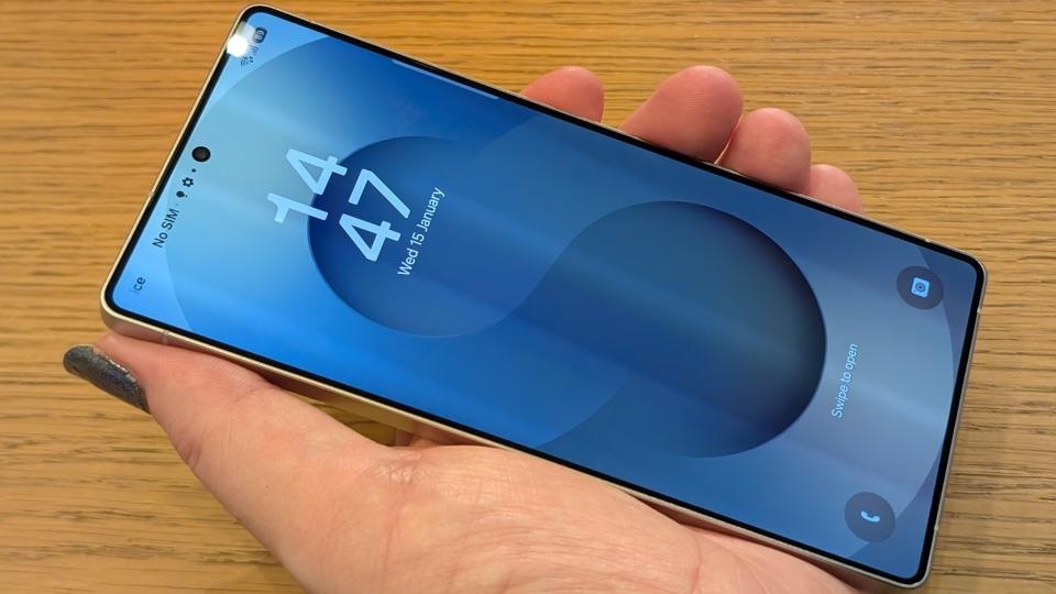 Samsung's S26 Ultra drops this month — camera and power look insane, but it feels like Big Tech flex happening in a universe my wallet didn't get invited to. Preorder hype or wait for real reviews? - 图片1