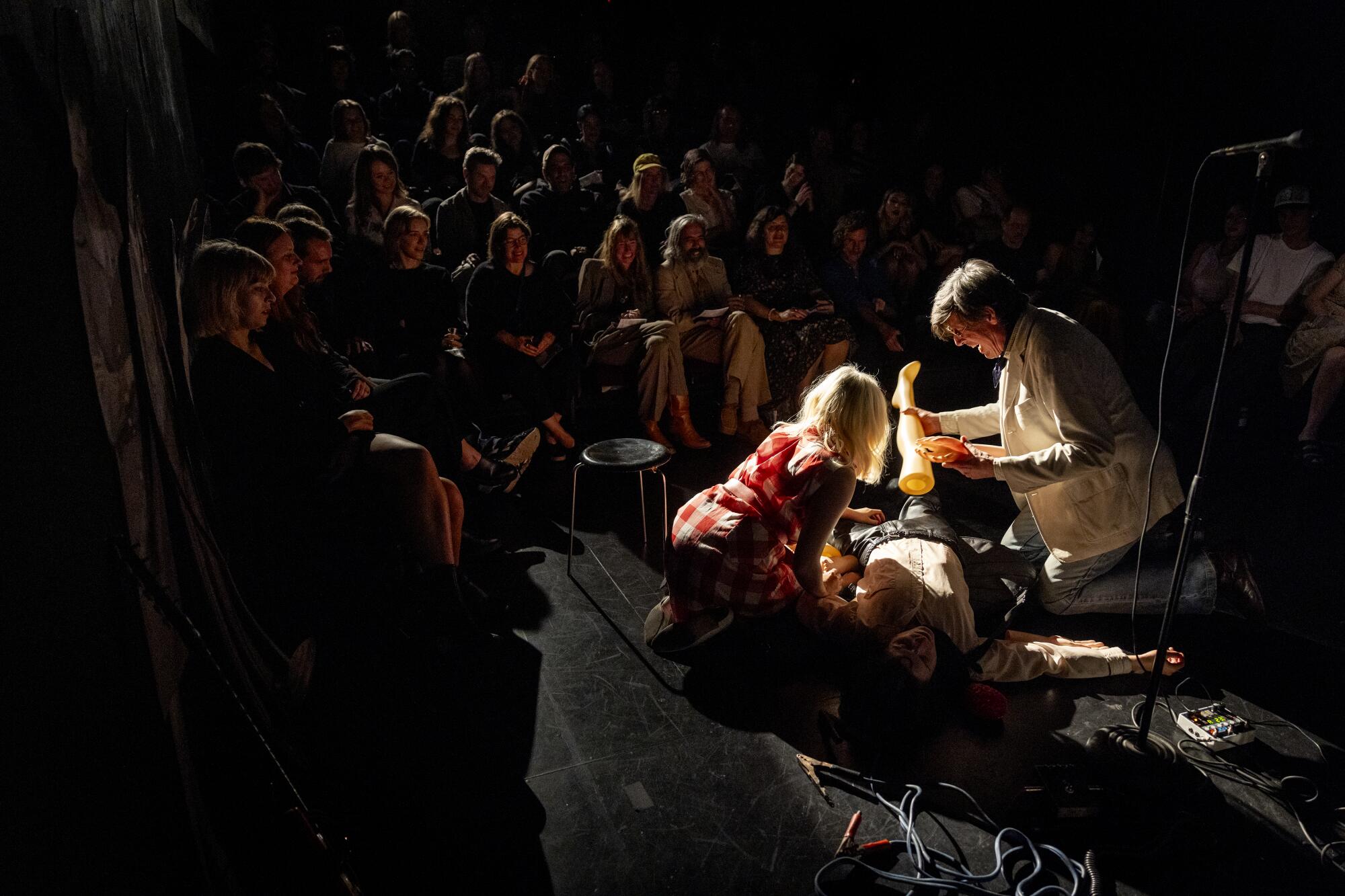 Halftime's like a mini social show: some people grab the spotlight, others just chill and snack. I'll take three seconds of silence—stage kids or snack squad, which side are you on? - 图片1