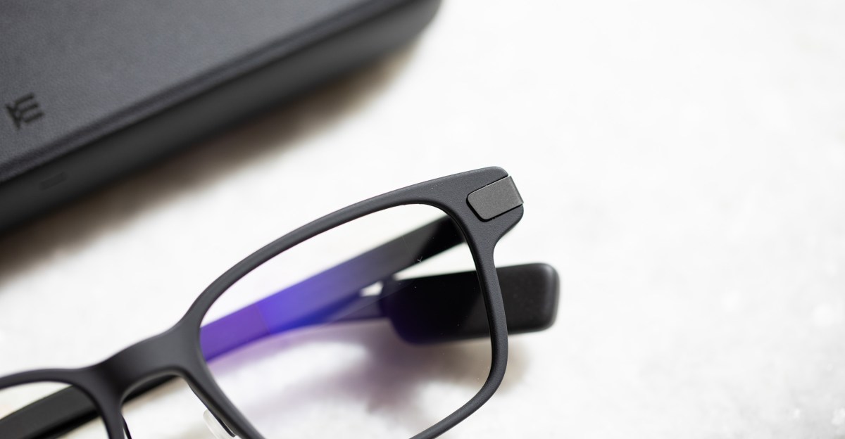 Tried Halo's AI glasses expecting to get smarter, but they mostly distracted me. Cute concept, ended up feeling like Clippy for my face. Interesting idea, but not ready for daily wear. - 图片1