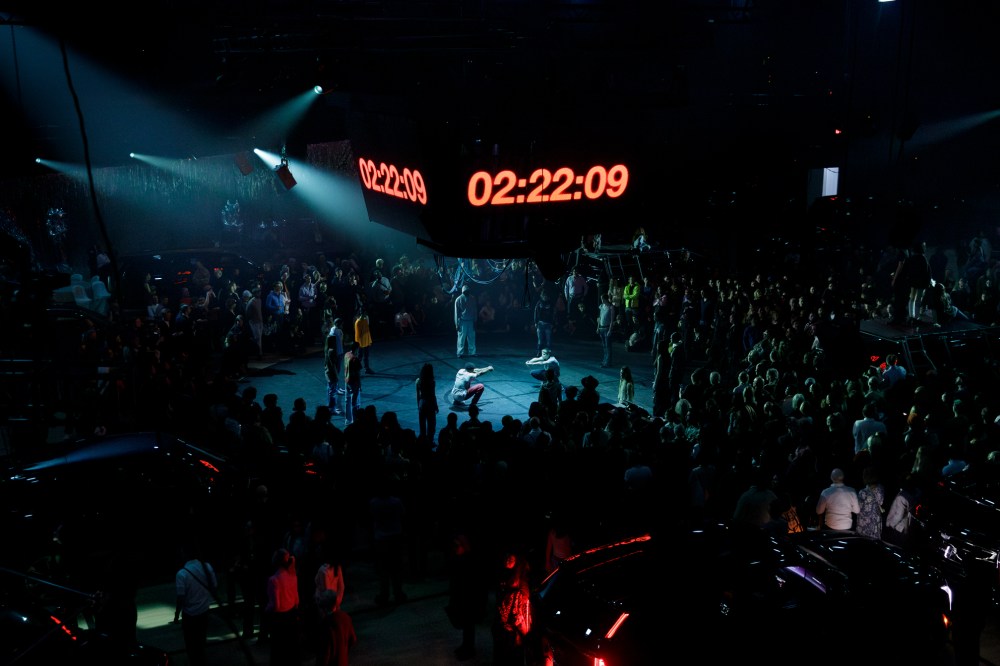 Halftime's like a mini social show: some people grab the spotlight, others just chill and snack. I'll take three seconds of silence—stage kids or snack squad, which side are you on? - 图片3