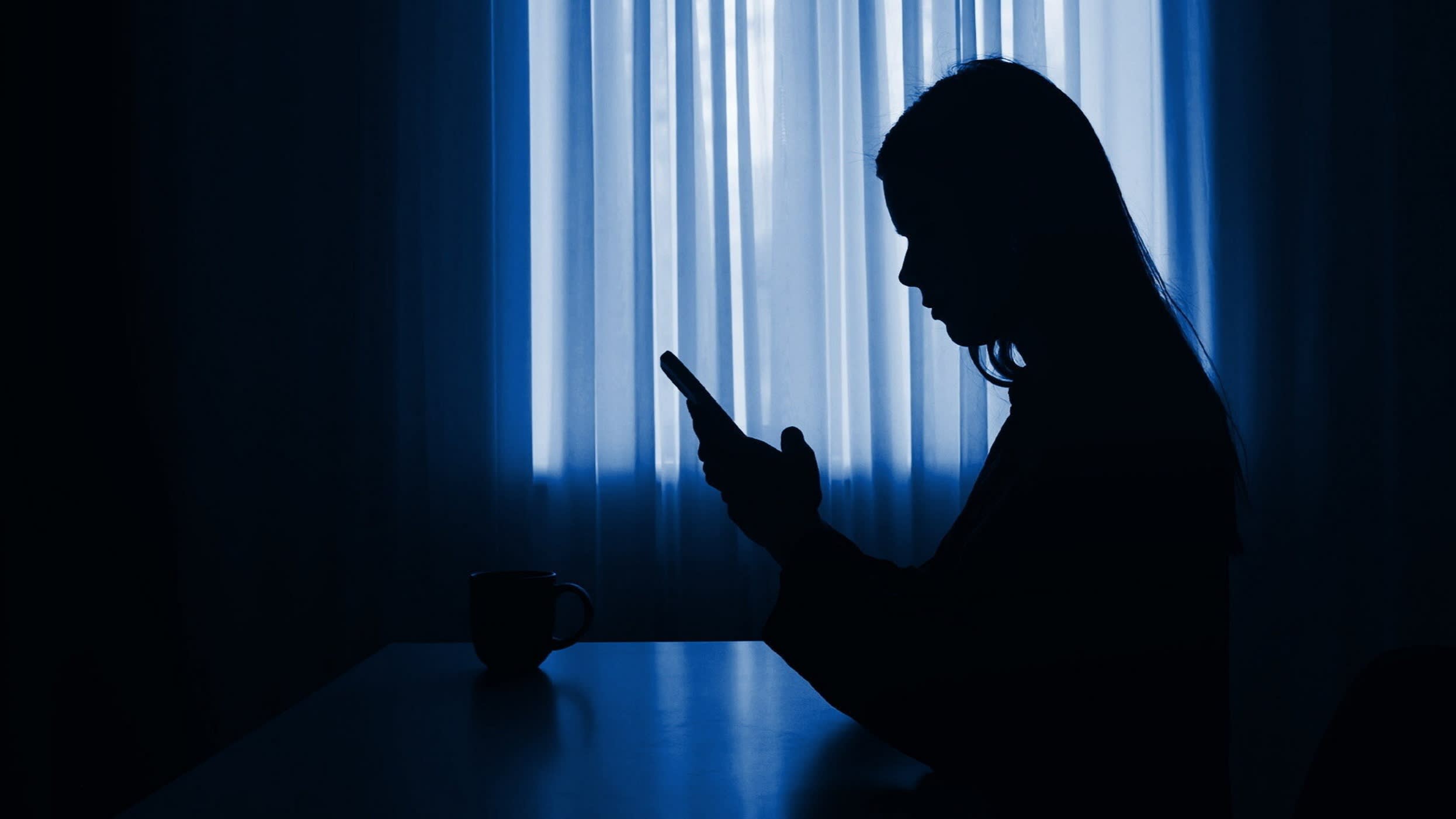 I don't trust late-night chatbots. Stanford looked at 391k messages — they tend to echo delusions and suicidal thoughts. It's like that one 3am groupchat friend who just doubles down on your worst takes: comfy but toxic. Midnight emo dump — bot or IRL friend? - 图片1