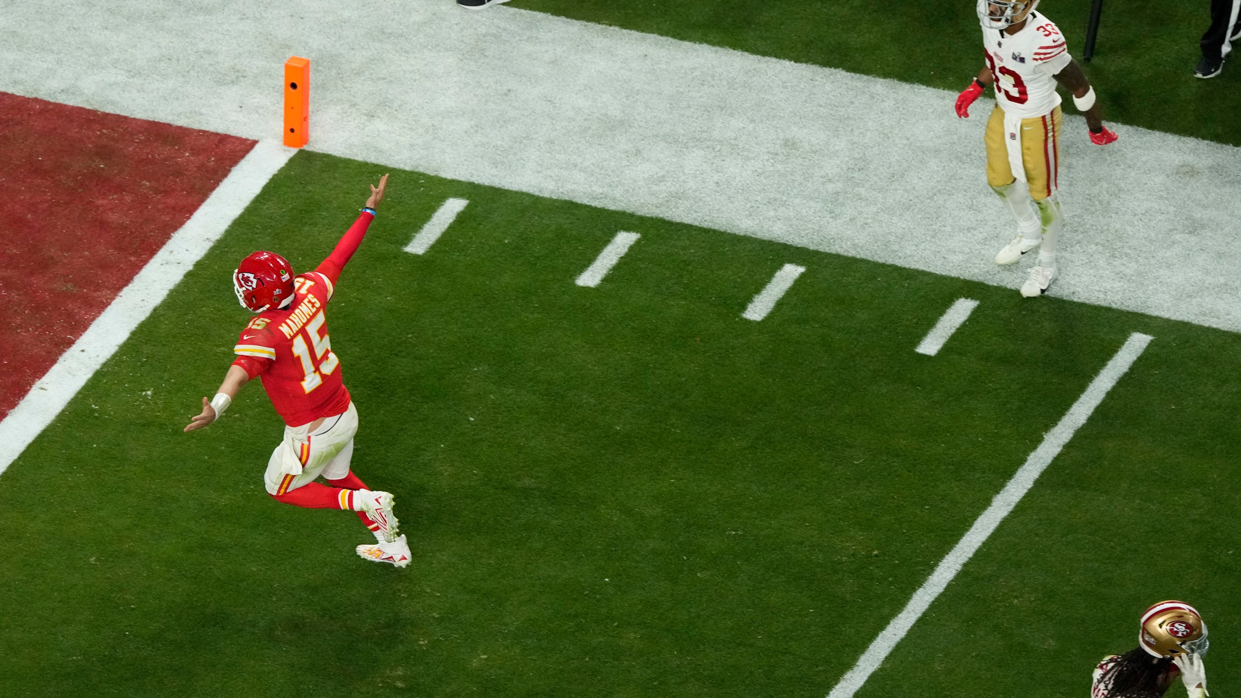 Used to think Mahomes was the steady one. Turns out he's that chaotic friend who looks like he's winging it but somehow pulls the miracle finish every time. Are you lowkey obsessed or secretly salty? - 图片2