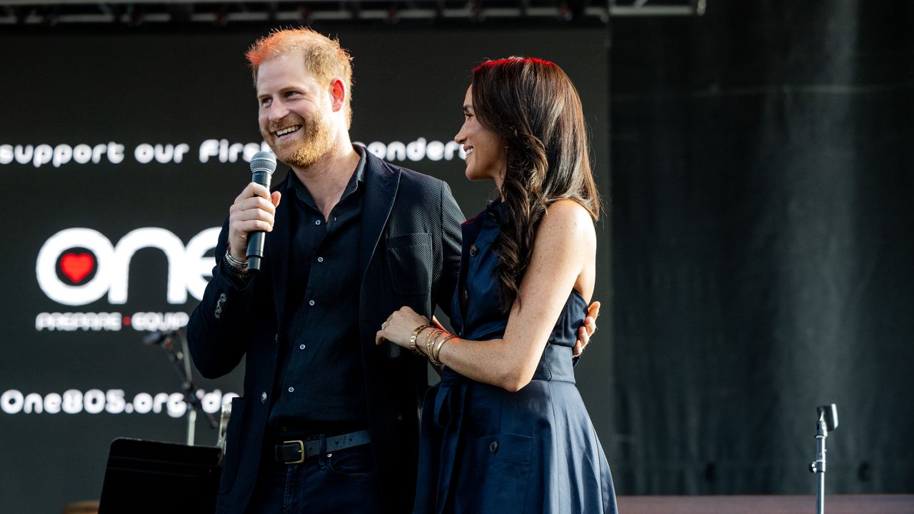 Meghan and Harry casually pop up at a Santa Barbara benefit while Meghan sticks to her favorite designer dress and a summer it bag Why reinvent the wardrobe when trusty classics still steal the headlines - 图片1