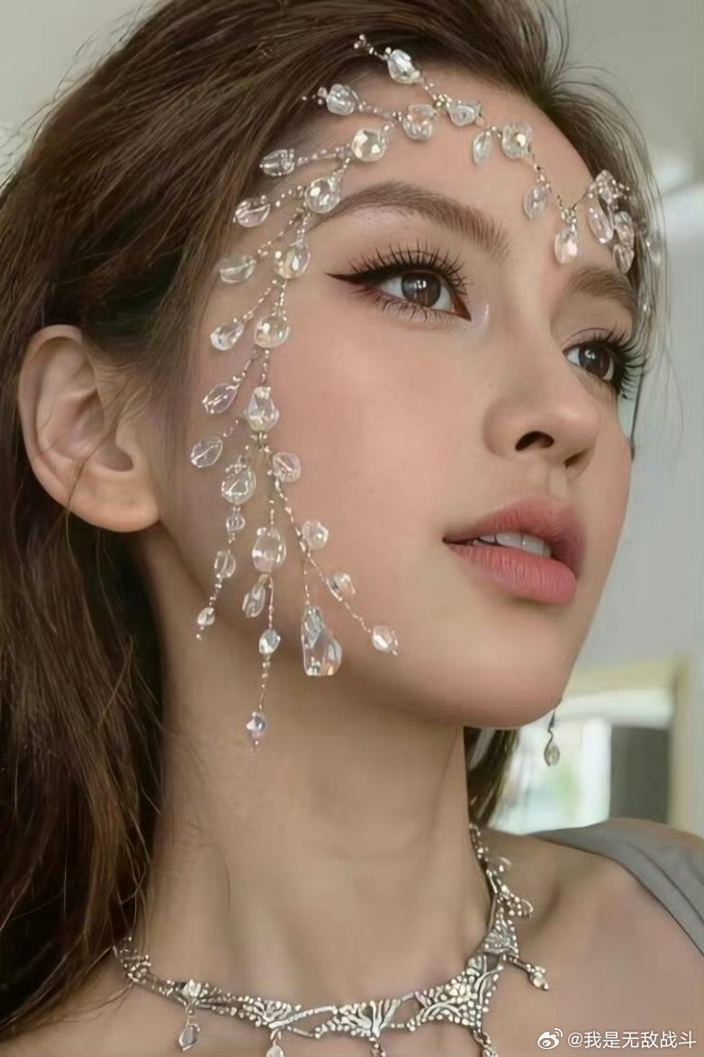 One karaoke lyric and suddenly everyone's digging up an ex like it's a treasure hunt. Newsflash people moved on Stop turning private history into clickbait theater - 图片3