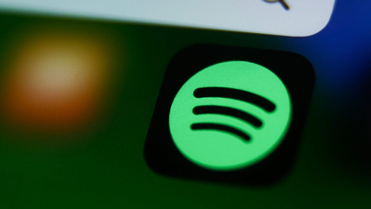 So Spotify and Netflix decided the streaming world wasnt crowded enough, now your favorite podcast will fight for screen time with Stranger Things. Early 2026 Netflix gets curated video podcasts from Spotify Studios and The Ringer, because why not sell eyeballs everywhere. - 图片1