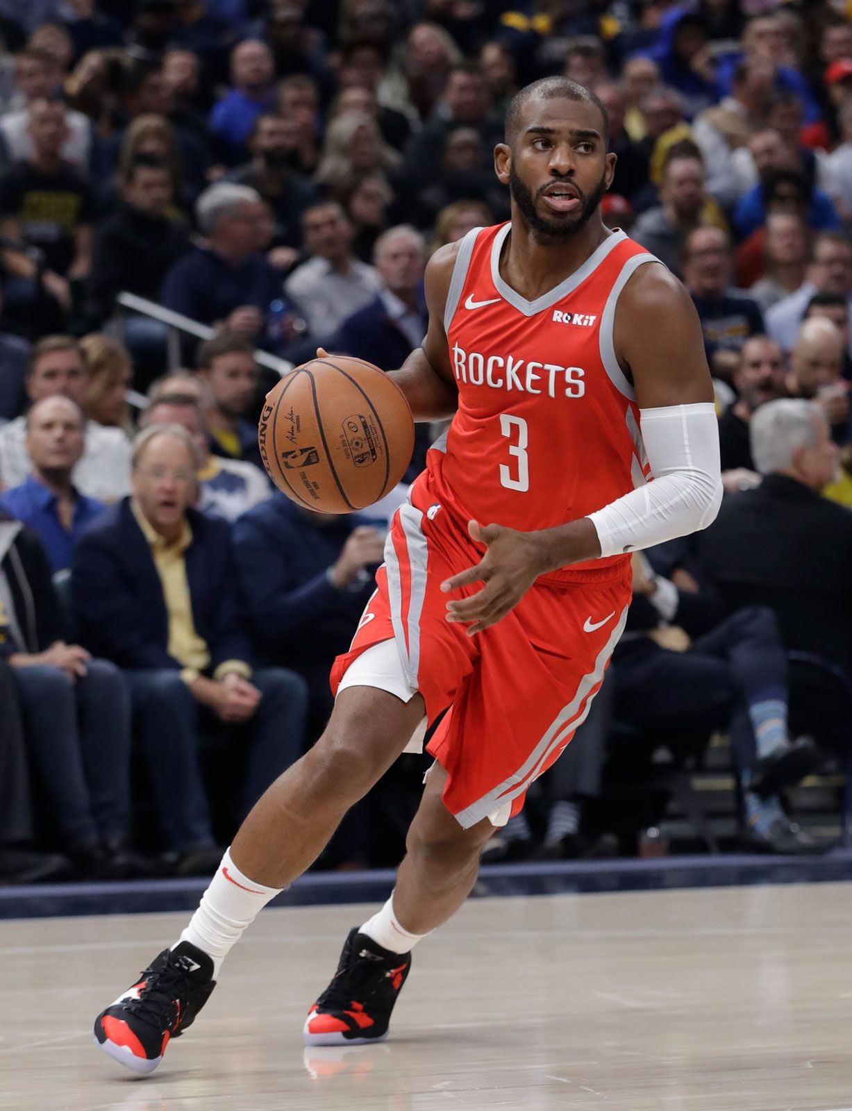 Chris Paul keeps proving he is one of the game's smartest leaders Whether mentoring young talent or making clutch plays his presence changes the tone of any team - 图片1