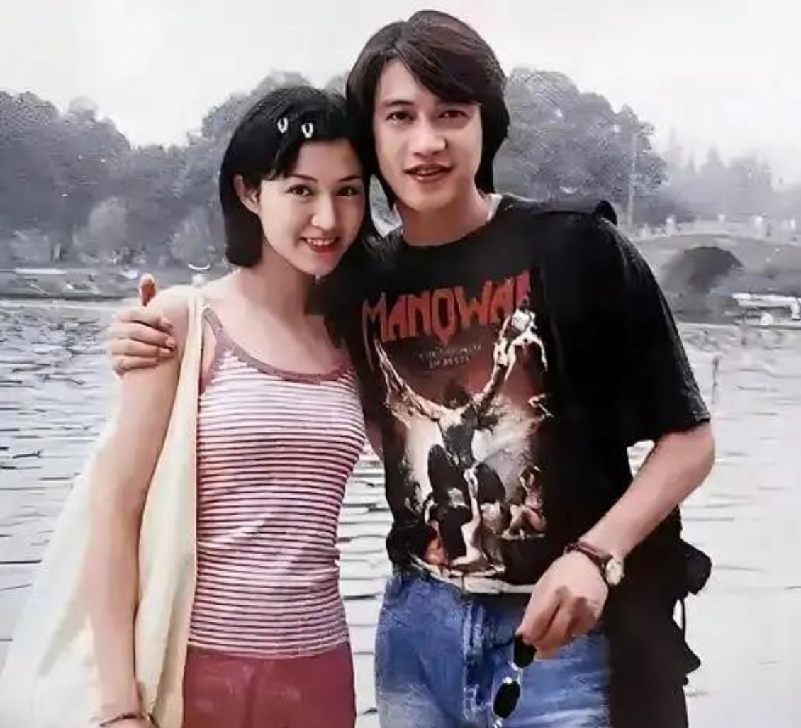 Lu Yi and Bao Lei still sleeping in the same bed at 50 proves either true love exists or one of them is a world class blanket hoarder Either way I am emotionally invested and slightly jealous - 图片1