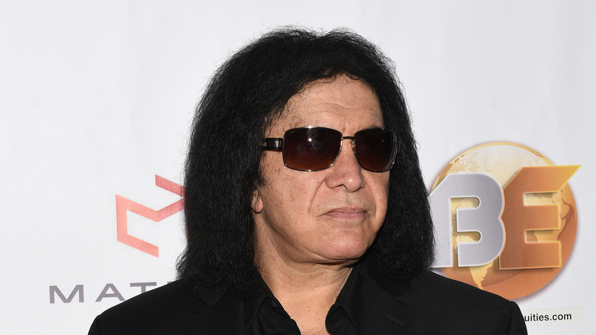 As a fan I'm relieved to hear Gene Simmons is recovering at home after that SUV crash on the Pacific Coast Highway in Malibu. Coastal roads can be so dangerous please drive carefully and I hope he gets the rest he needs to heal - 图片1