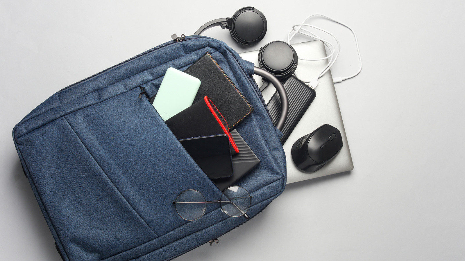 Hot take: travel gadgets are mostly flex, not help.
Big power banks, smart luggage, AI toys and mini-appliances = lugging a desktop to an all-nighter.
More drama than convenience.
Minimal carry or gadget-hoarder? - 图片1