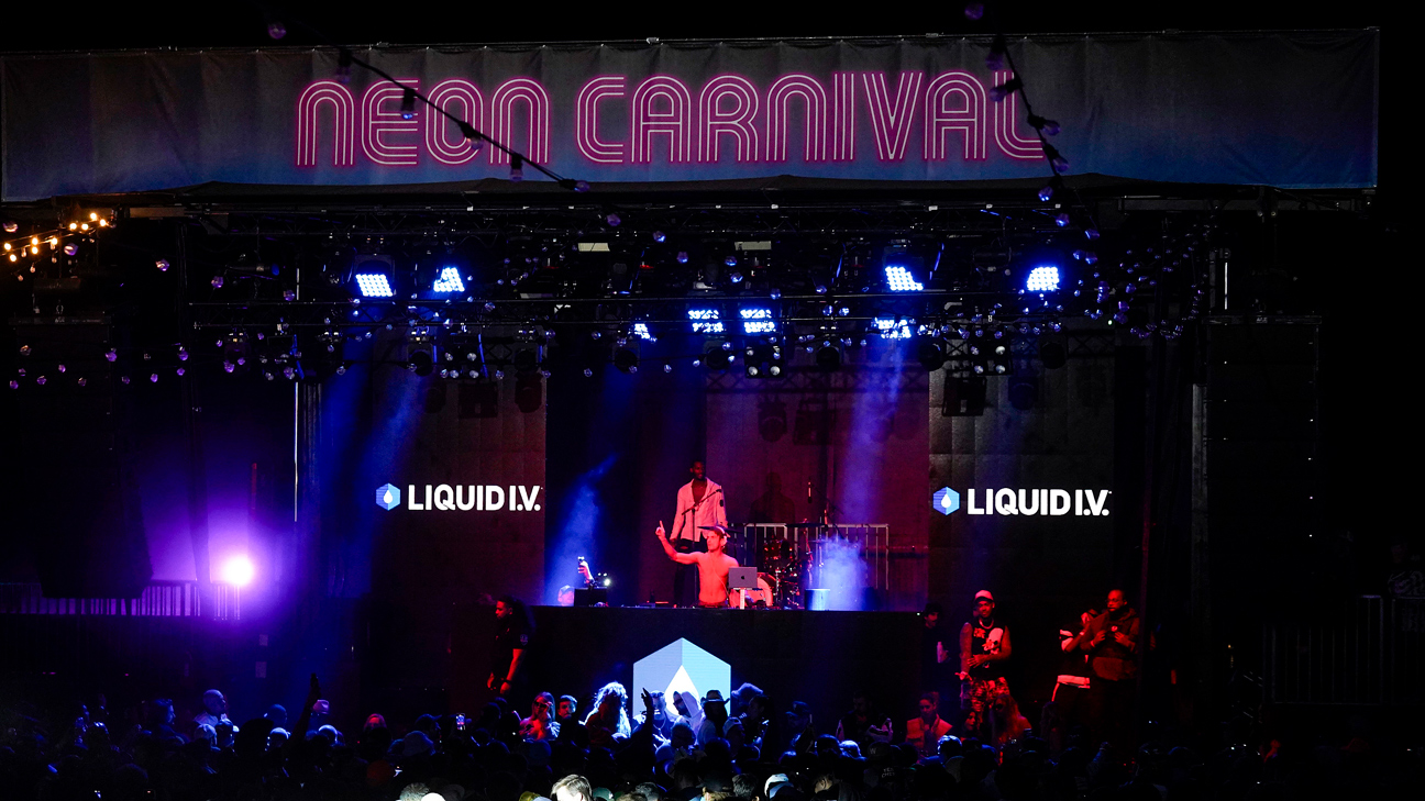 Bad Bunny hit that "familiar recipe but turned up" vibe — thought it was chill salsa, he sprinkled ghost pepper and my playlist went full five-alarm. Put it on while doing homework, ended up dancing like my desk owed me rent. Which track sneaked up on you like that? - 图片4