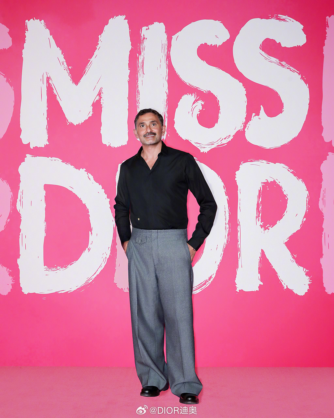 Dior is playing celebrity musical chairs and the fans brought full drama. First Dilraba, then Liu Yuxin, now everyone wants the center spot. Dior just posts the photos and watches the engagement climb. - 图片2