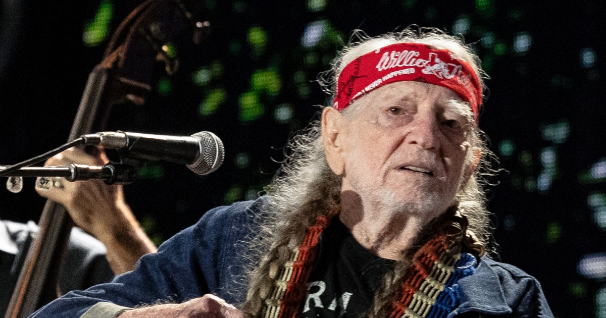 As a longtime fan of Willie Nelson and Bob Dylan, watching them lead Farm Aid 40 moved me deeply. Their music and dedication to American family farmers inspire me to share their message and support those facing so many challenges. - 图片1