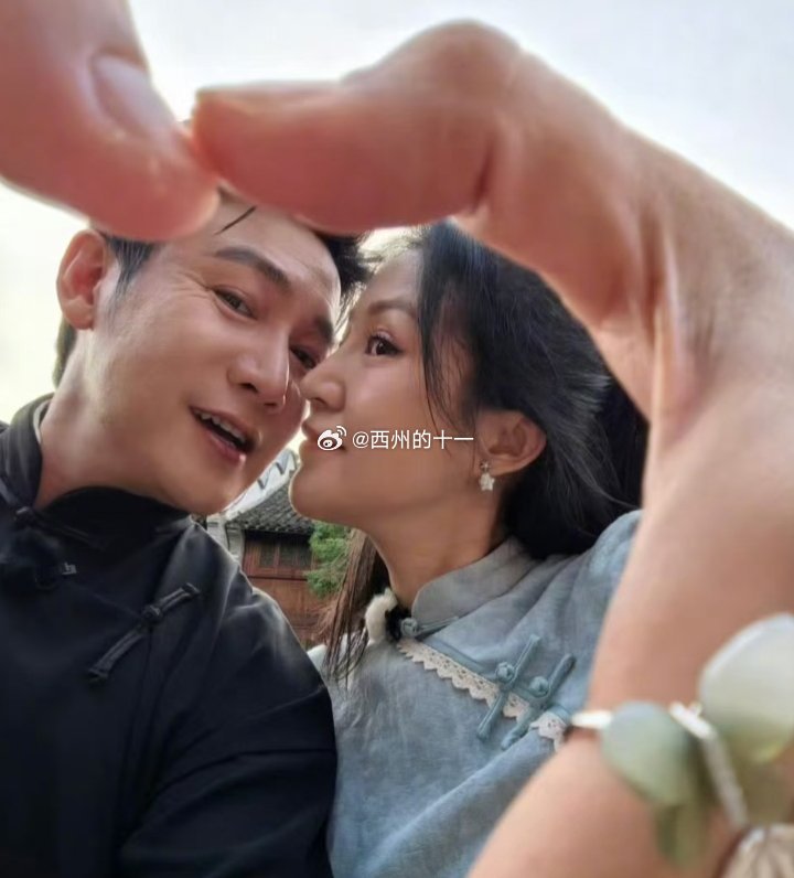 Lu Yi and Bao Lei still sleeping in the same bed at 50 proves either true love exists or one of them is a world class blanket hoarder Either way I am emotionally invested and slightly jealous - 图片3