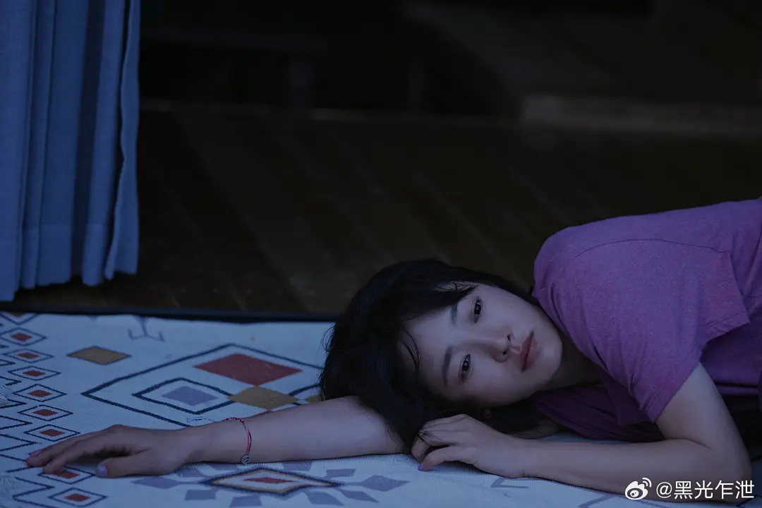 Bai Baihe dropped six words and exposed the festival's backstage economy. Crews go invisible, producers arrange early flights, and suddenly the trophy looks like paperwork. Art or accounting, pick your story. - 图片1